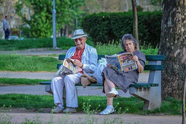 důchodci na lavičce