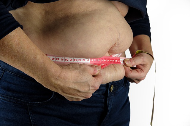 stažené obézní břicho metrem.jpg