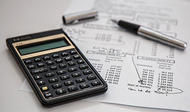 účetní podklady a kalkulačka